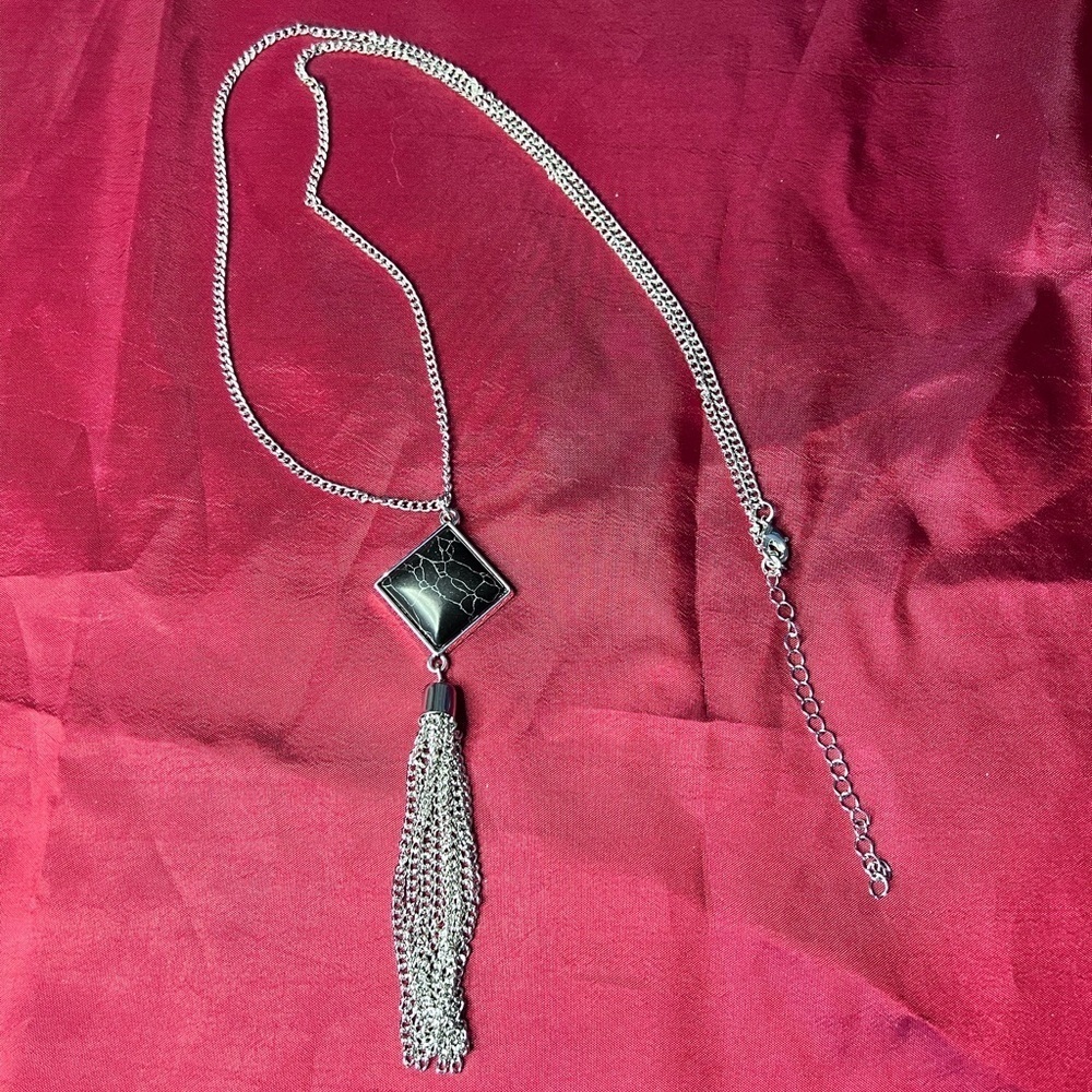 Toni - 20-22mm Black Composite Howlite Necklace - Picture 4 of 5